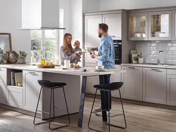 Familie in einer Landhausküche