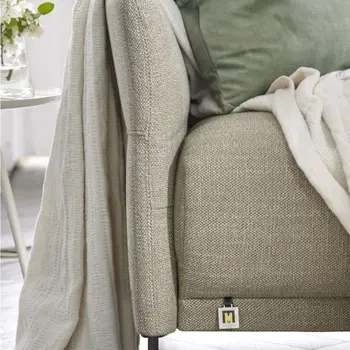 Hellgrünes Sofa mit gerader Armlehne und silbernem Fuß.