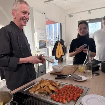 BORA Kochvorführung bei Himmlisch Wohnen in Aichach – exklusives Kundenevent mit moderner Designküche, Live-Kochen mit BORA Kochfeldabzug, hochwertiger Küchenausstattung und persönlicher Beratung im Küchenstudio.