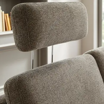 Graues Stoffsofa mit verstellbarer Kopfstütze.