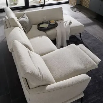 Beiges Relaxsofa mit ausgeklappter Fußstütze von oben.