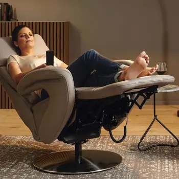 Hellbrauner Relaxsessel, in dem eine Frau entspannt liegt.