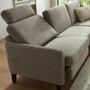 Graues Stoffsofa mit verstellbarer Rückenlehne.