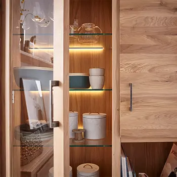 nh-farmingdale-quer-vitrine-licht-an.png