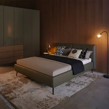 Braunes Design Polsterbett aus Leder neben einem farblich dazu passenden Kleiderschrank.