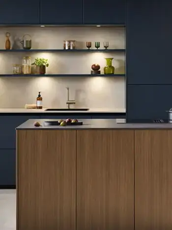 Eine gut beleutete Küche in edlem Design