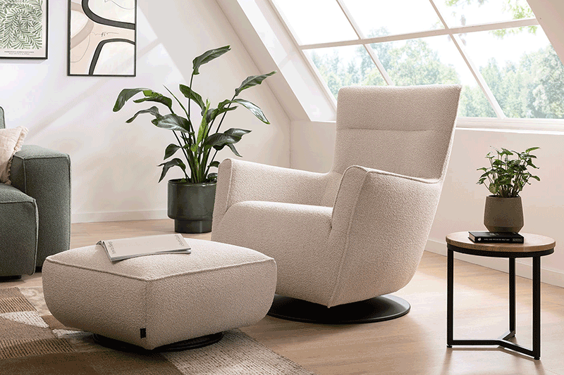 Moderner Sessel mit beigem Stoffbezug und komfortabler Kippfunktion.