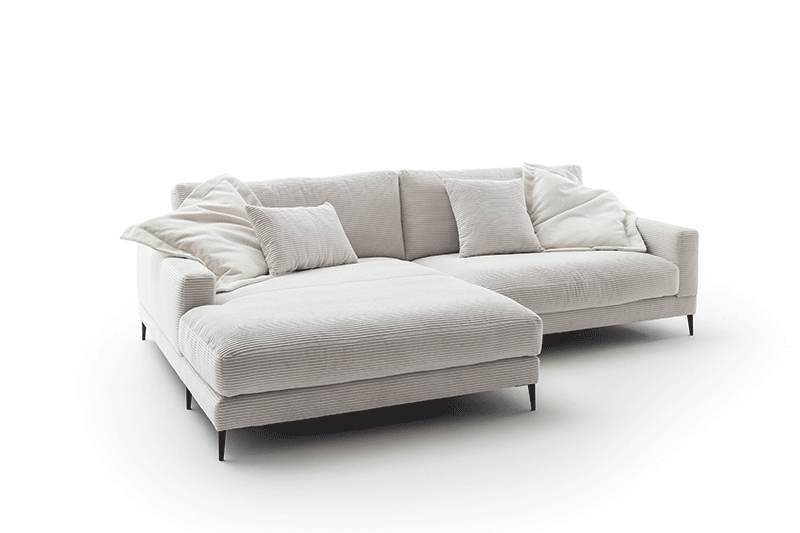 von allen Seiten schön: Sofa JANNE mit Longchair in hellem Cord von RAUM.FREUNDE