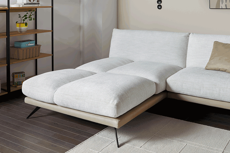 Weißes Sofa mit Longchair mit klappbarer Rückenlehne für noch mehr Komfort.