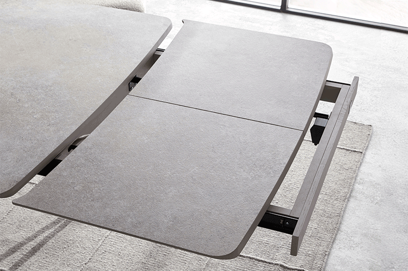 Esstisch mit Auszugsystem zur Tischverlängerung.