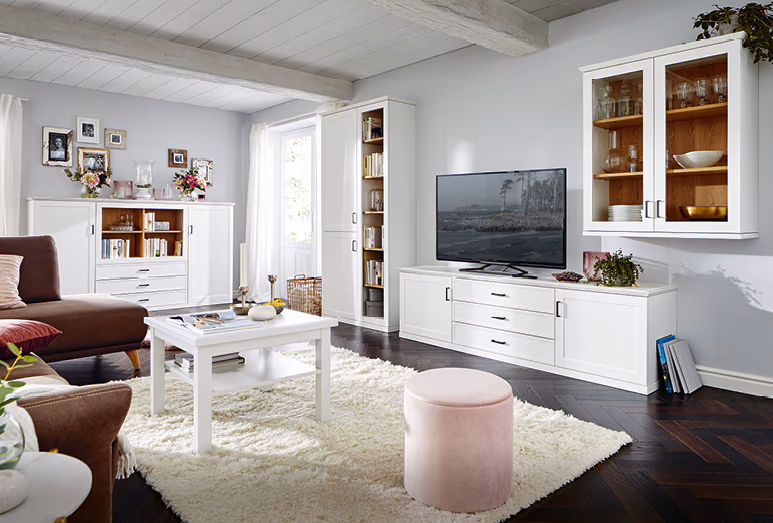 Der Landhausstil im Wohnzimmer sorgt für romantische und gemütliche Atmosphäre.