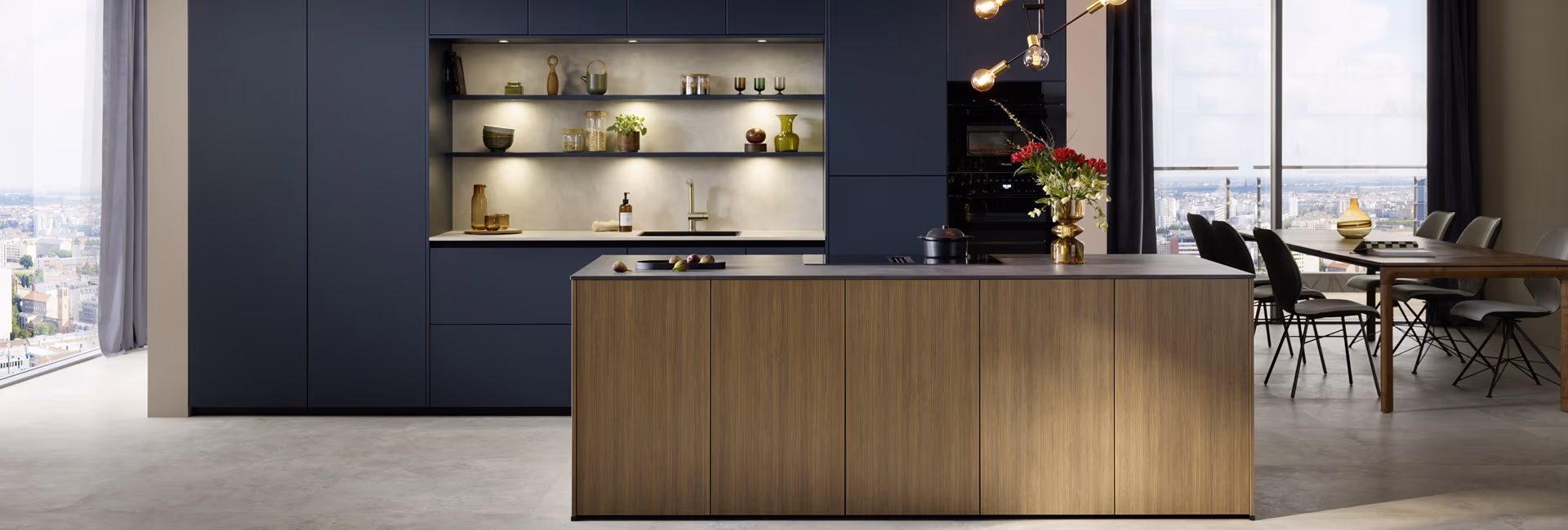 dunkle Küche mit Tieren