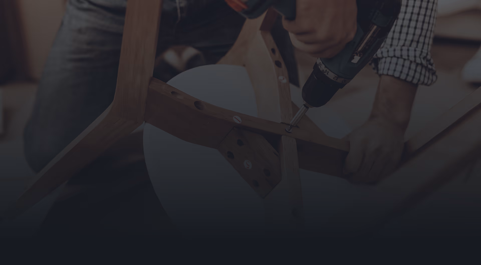 Montage eines Stuhls mit Akkuschrauber