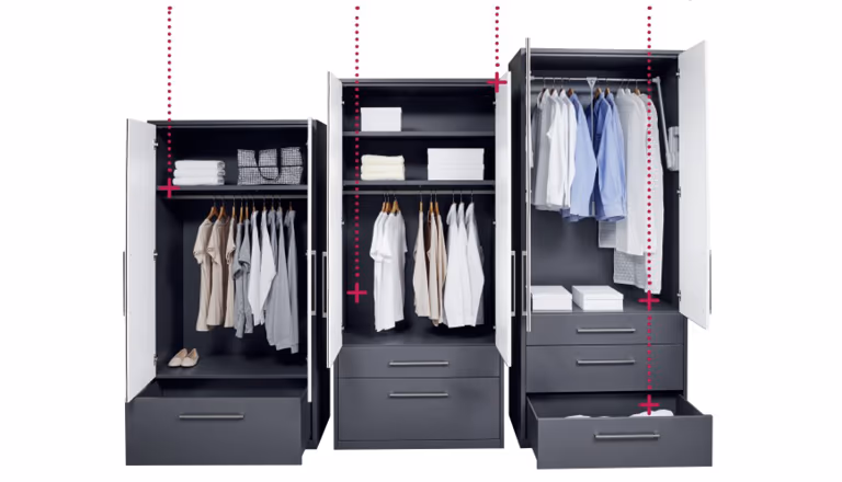 3 Schränke mit verschiedenen Höhen, Kleiderstange, Einlegeböden und Kleidung