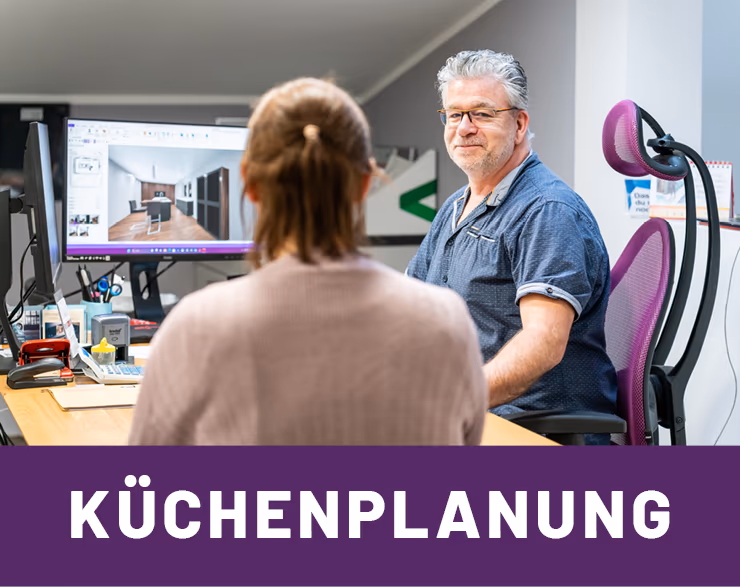 Beratungsgespraech im Kuechenhaus Gruber mit Kundin und 3D-Kuechenplan auf Bildschirm