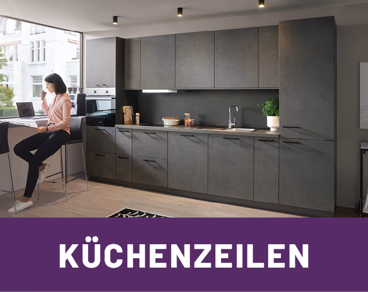 Frau sitzend vor anthrazitfarbener Contur Kuechenzeile mit Barhocker vor grossem Fenster