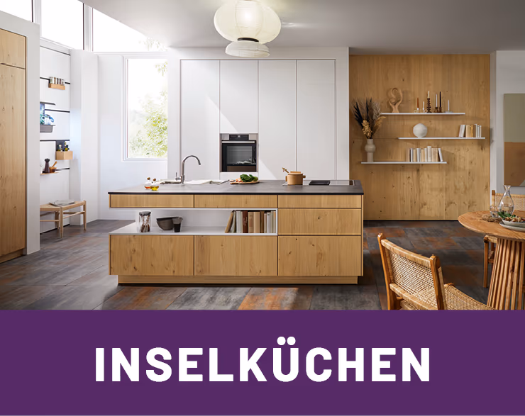 Helle hoelzerne Inselkueche von Contur Kuechen mit weissen Kuechenfronten und Einbaugeraeten.