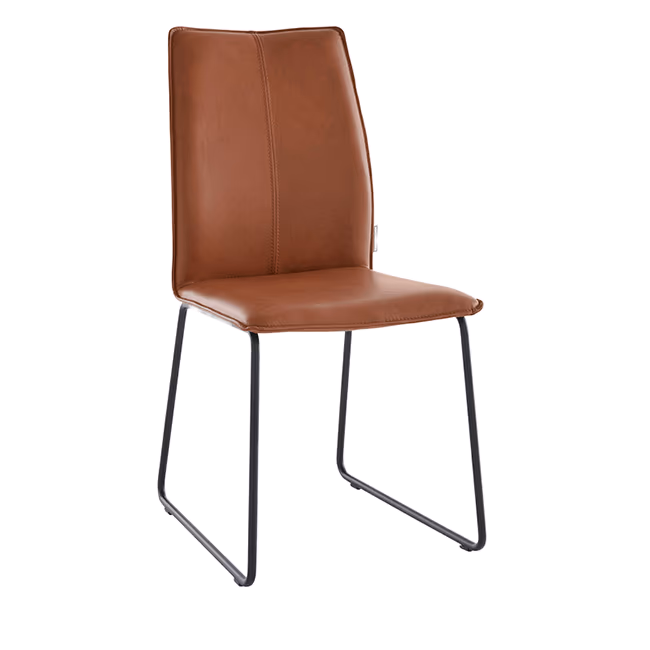 Cognac farbener Stuhl mit schwarzem Gestell.