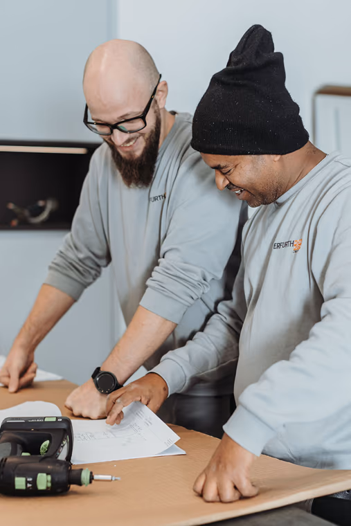 Kuechenmonteure bei der Planung