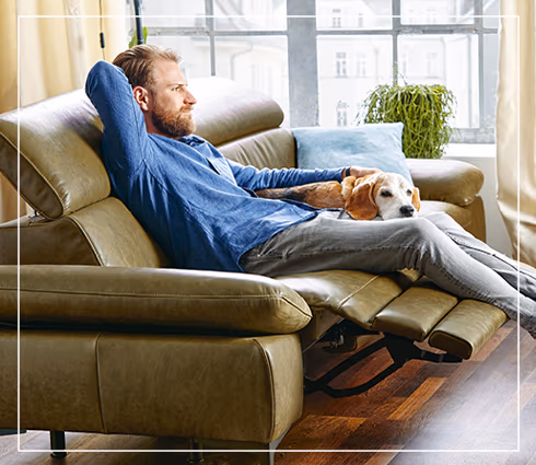 Man sitzt relaxt auf ergonomischen Sofa