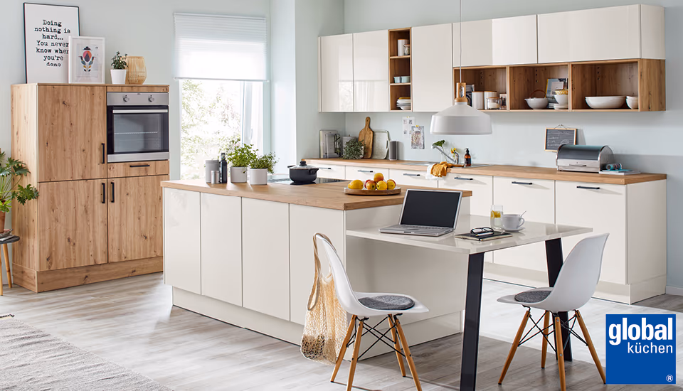 helle Einbauküche mit Holzelementen von Global Küche
