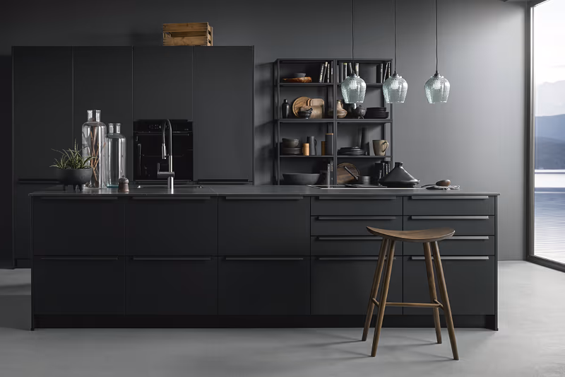 Schwarze Contur Insel-Designkueche mit Barhocker vor grossem Panoramafenster