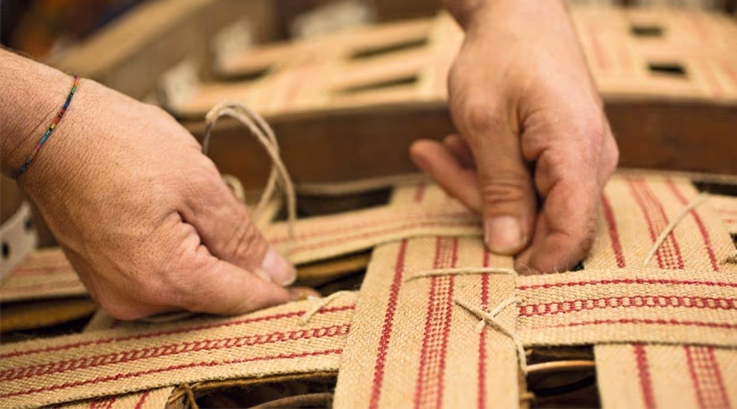 Das Sofa im Wohnzimmer sorgt für Gemütlichkeit.