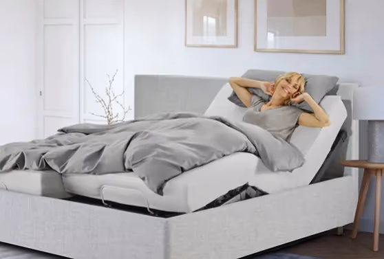 Frau bequem liegend in Lattoflex-Bett