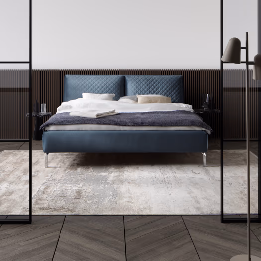 Hellbraunes Bett mit Lederbezug mit Nachttisch und Kommode in stylischem Schlafzimmer