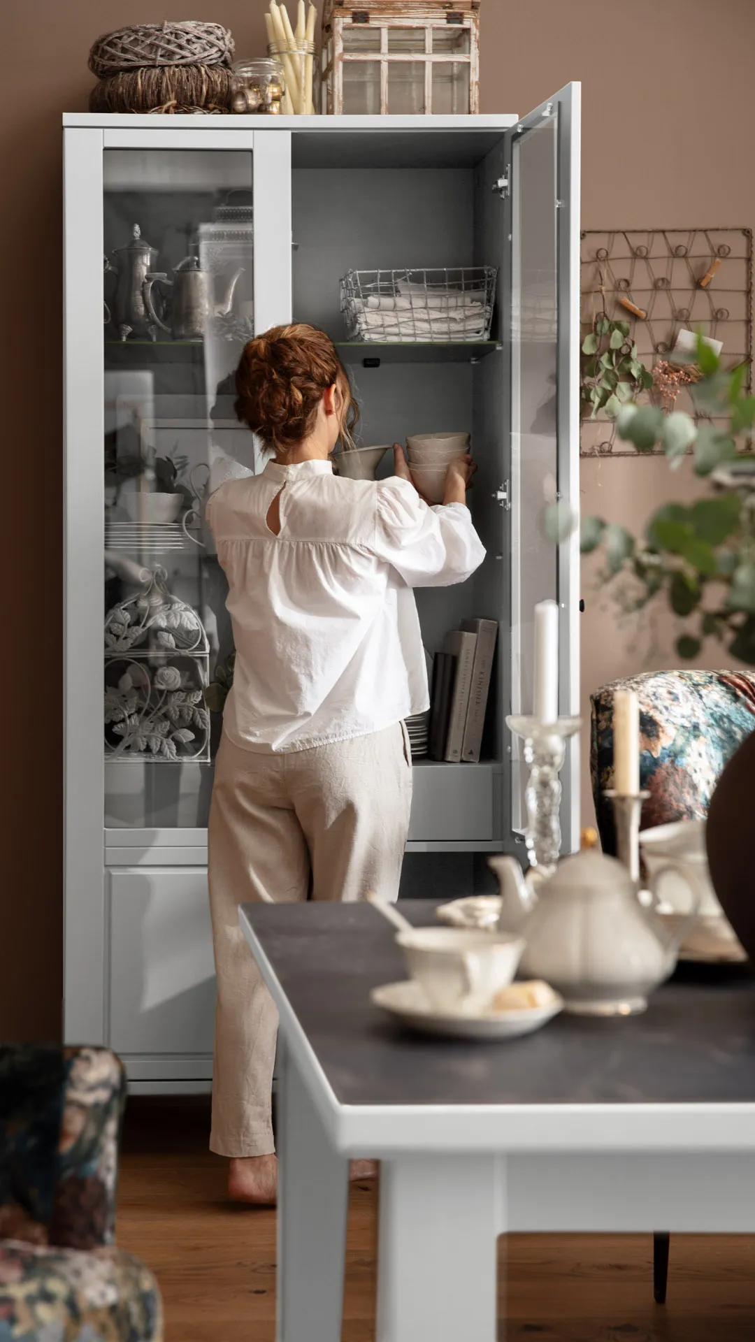 Lebensart Vitrine Stanford mit dekorativem Geschirr und Kerzen