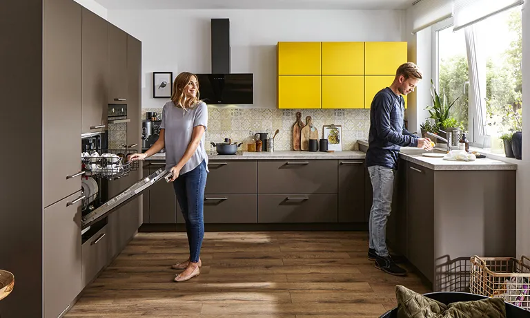 Geschirrspüler und Küchenarmaturen liegen häufig nebeneinander, weil sie sich einen Wasseranschluss teilen können.