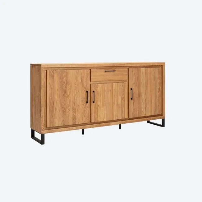 Sideboard aus Massivholz mit schwarzen Metallgriffen und Metallkufen.