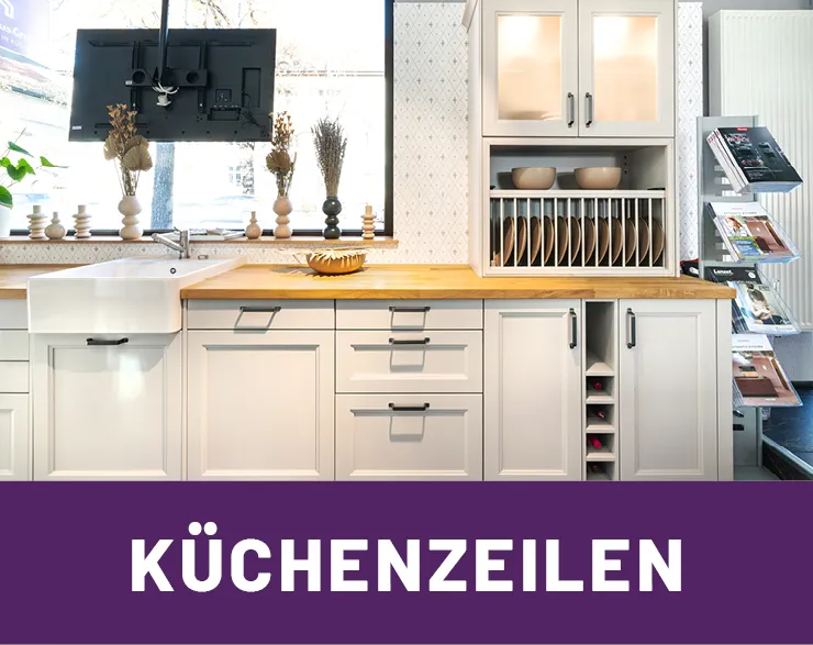 Weisse Kuechenzeile mit Holzarbeitsflaeche im Landhauslook mit Schriftzug: Kuechenzeilen