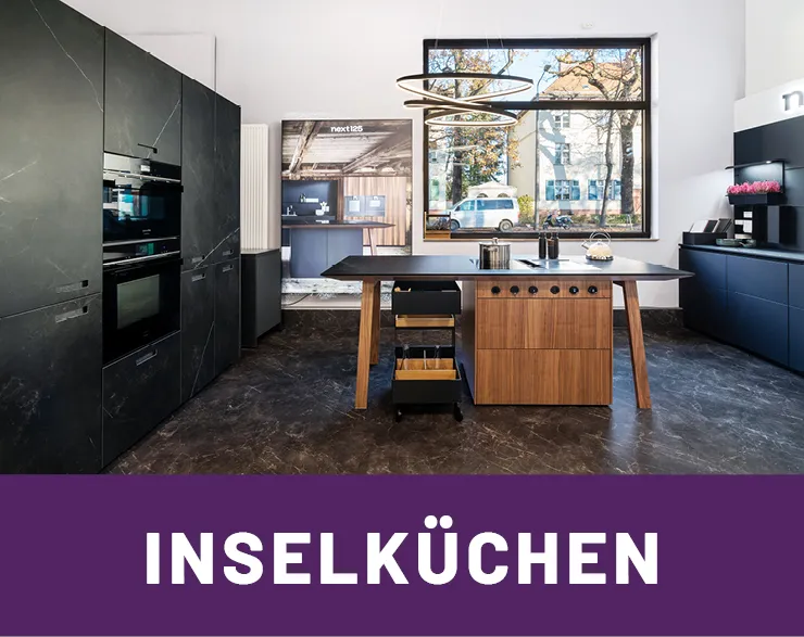Anthrazitfarbene Next125 Inselkueche mit Schriftzug: Inselkuechen