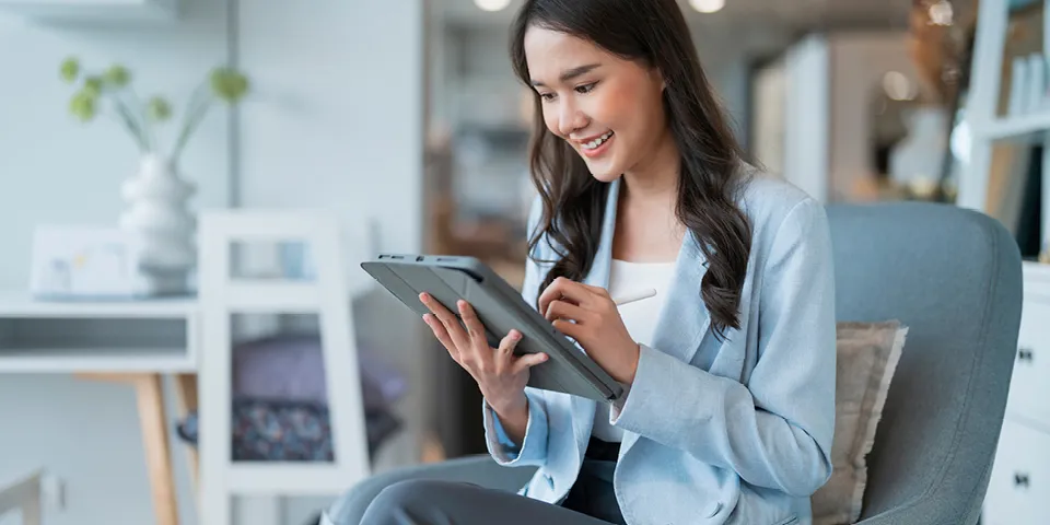 Junge Frau mit iPad und Stift