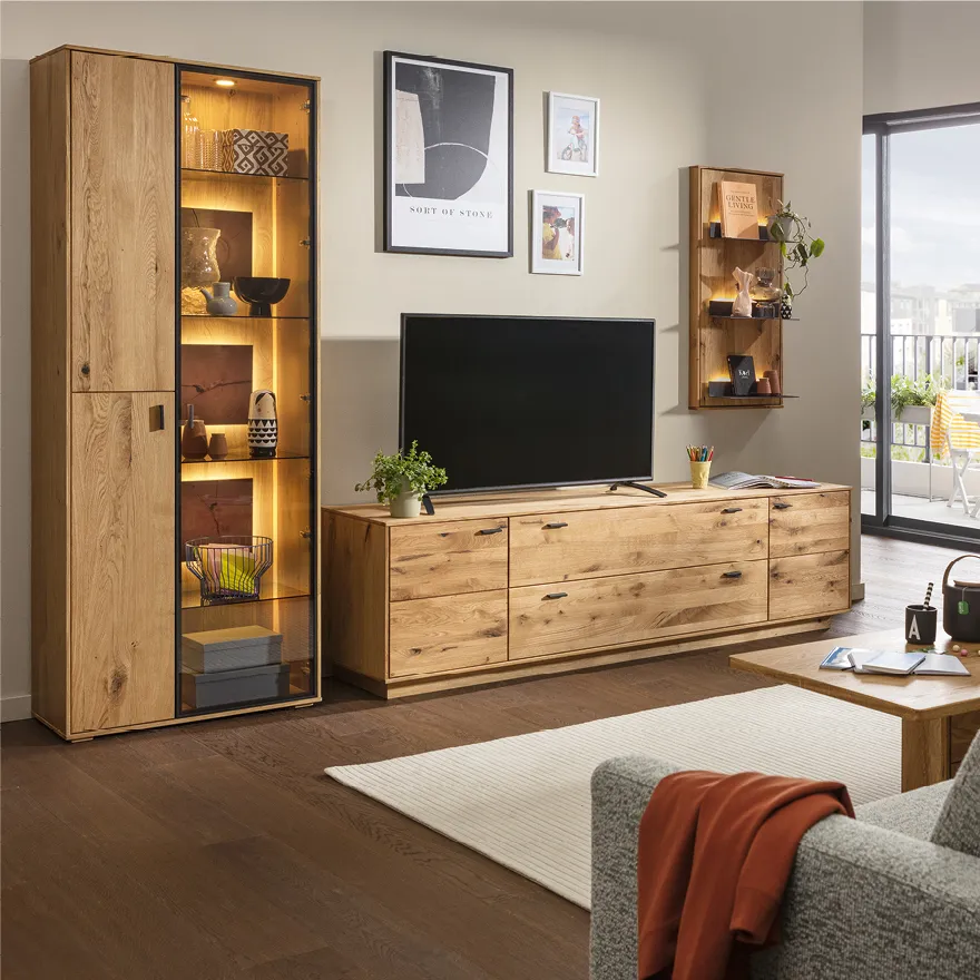 Hoelzerne Wohnwand mit LED-Beleuchtung in gemuetlichem Wohnzimmer