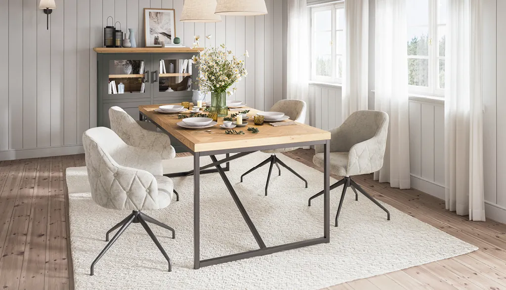 Esstisch mit Stühlen in hell erleuchtetem Esszimmer