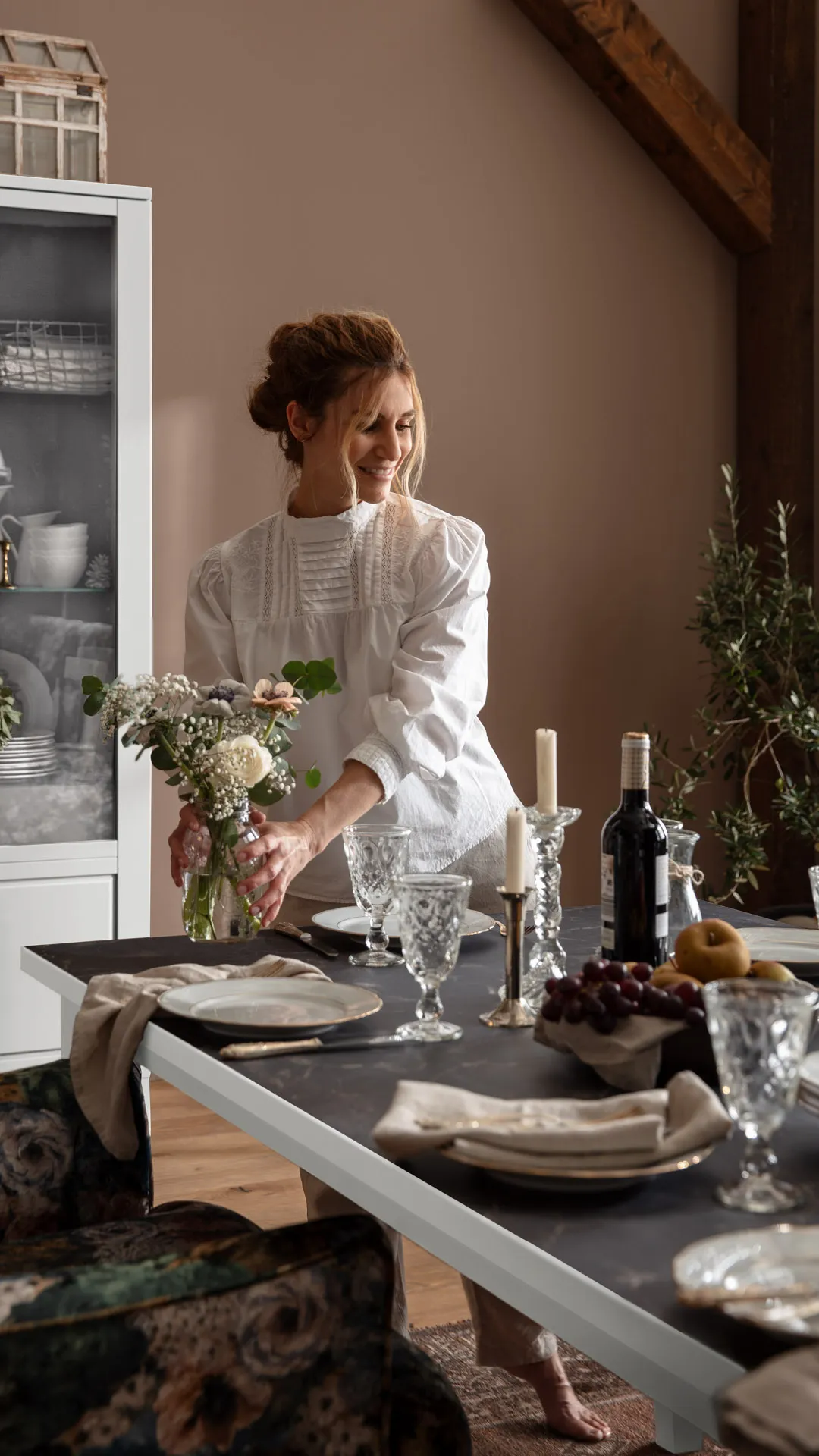 Lebensart Esstisch Stanford mit dekorativen Pflanzen, Besteck und Obst