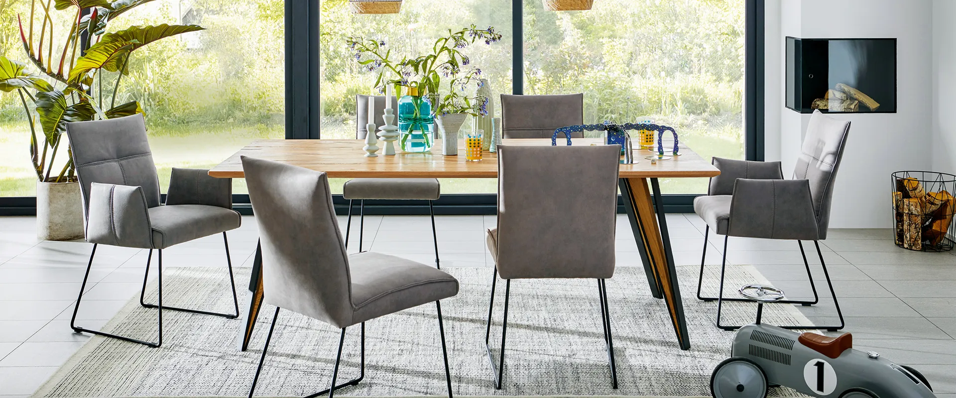 Esszimmer Tisch mit Stühlen