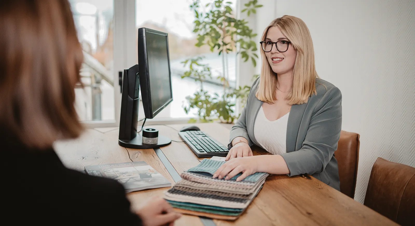 Eine Frau beratet eine andere Frau