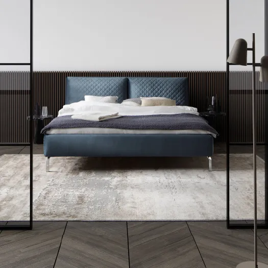 Hellbraunes Bett mit Lederbezug mit Nachttisch und Kommode in stylischem Schlafzimmer