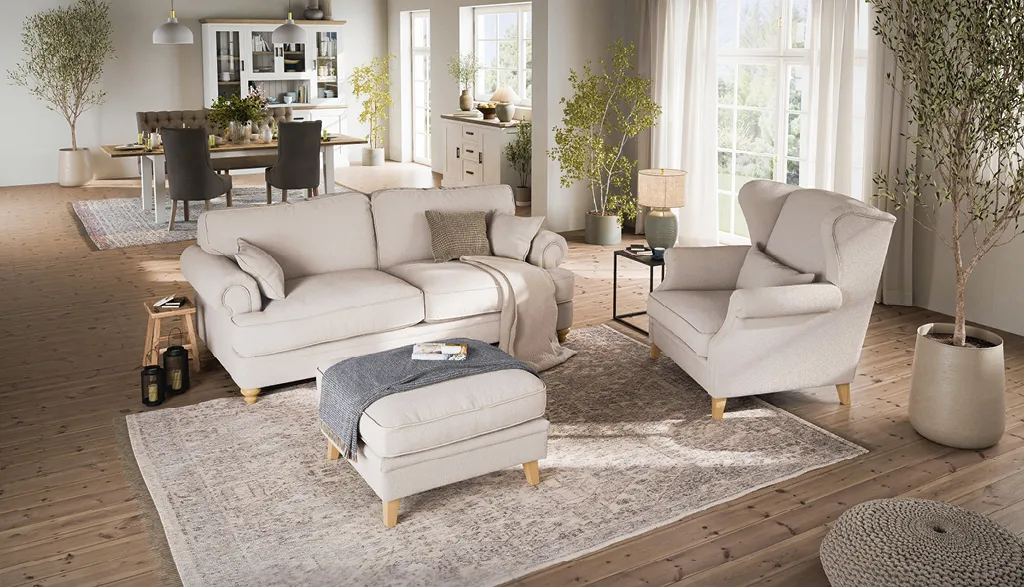 Traditionelle Couch-Garnitur in weiss