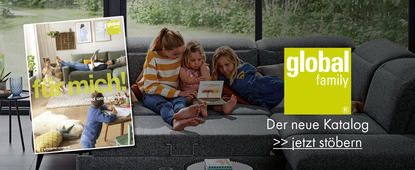Global Family Katalog - Kinder sitzen auf Sofa und lesen