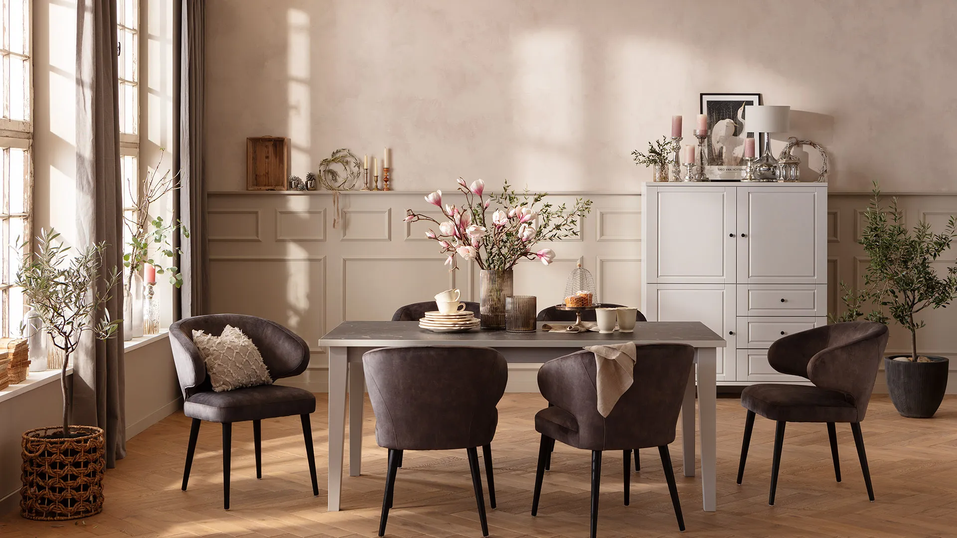 Lebensart Esstisch Stanford mit roséfarbenen Blumen und dekorativem Geschirr