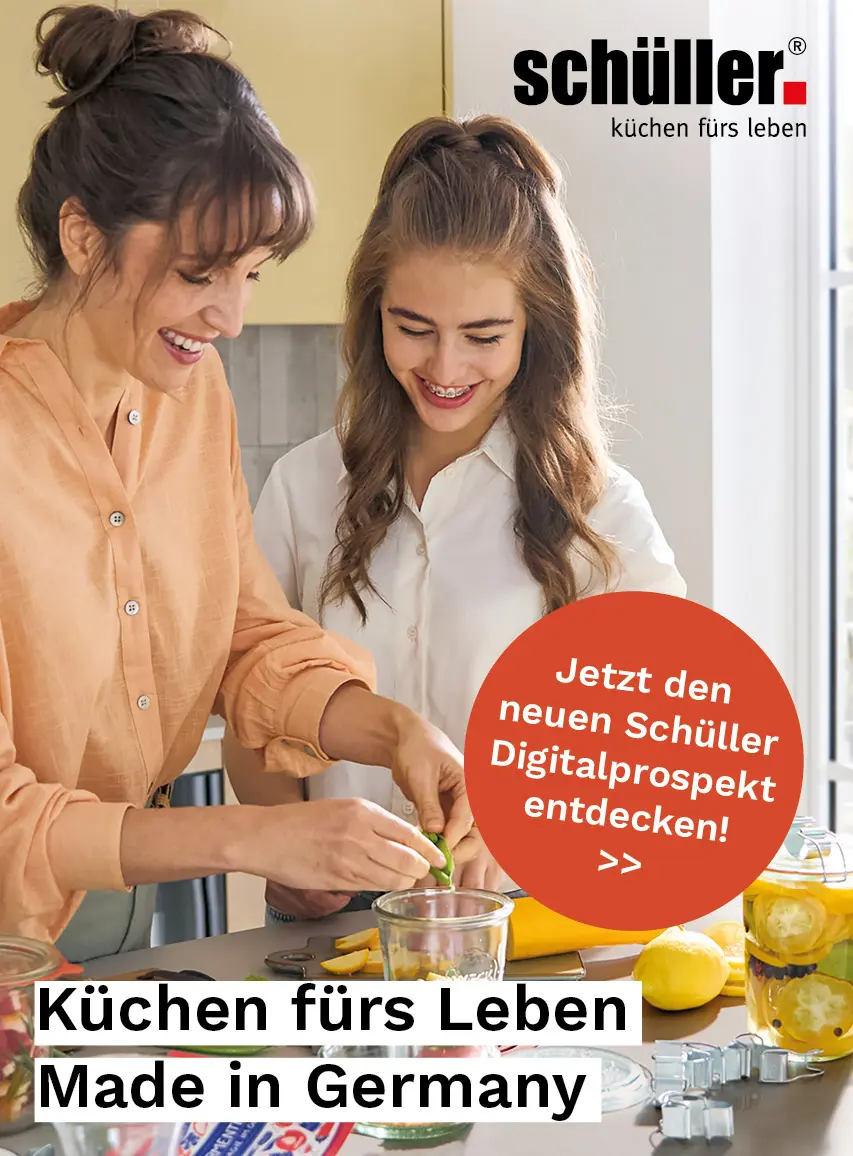 Mutter mit Tochter in Küche bereiten Essen zu.