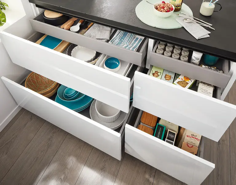 Besonders modern: Kleiderschränke mit Echtholzapplikationen.