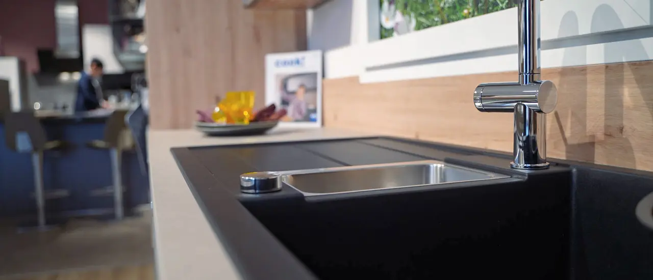 Küchenabeitsplatte mit modernem dunkelgrauen Spülbecken