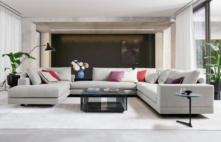 Wohnart Sofaund weißes Regal mit Dekor