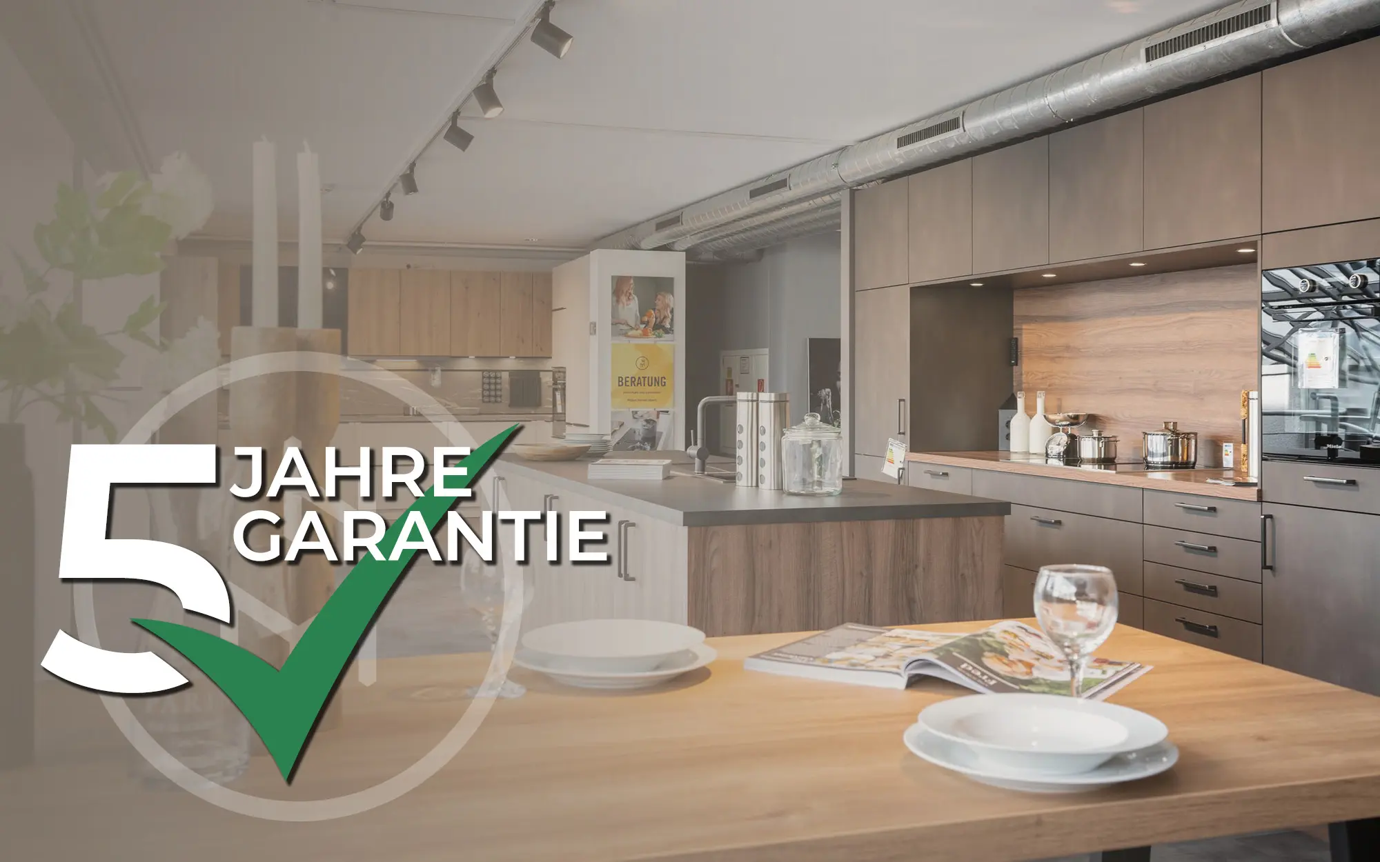 Helles modernes Wohnzimmer mit großem Ecksofa, minimalistischen Pendelleuchten, Couchtisch und dezenten Wohnaccessoires. Skandinavisches Wohnkonzept mit klaren Linien, viel Tageslicht und zeitloser Wohnmöbel Gestaltung.