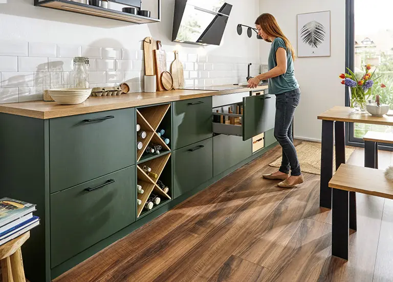 Kücheninselt mit Holzfronten